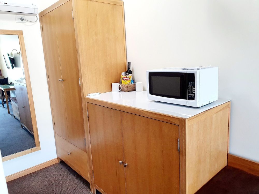 Golden Grain Motor Inn Deluxe Queen Room 5