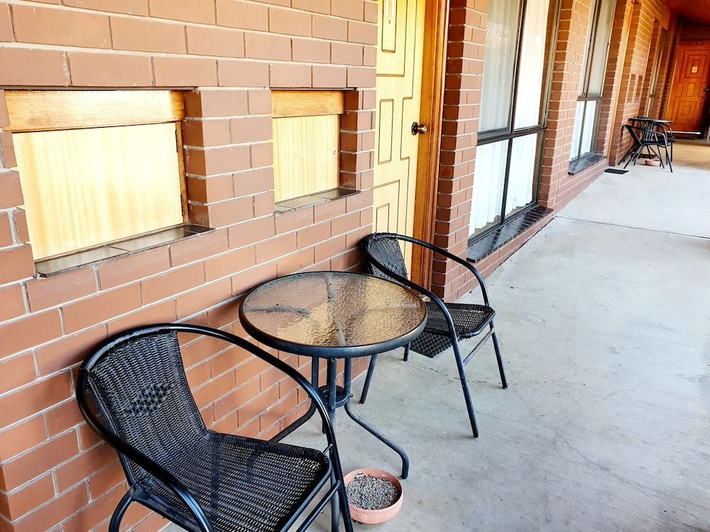 Golden Grain Motor Inn Deluxe Queen Room 3