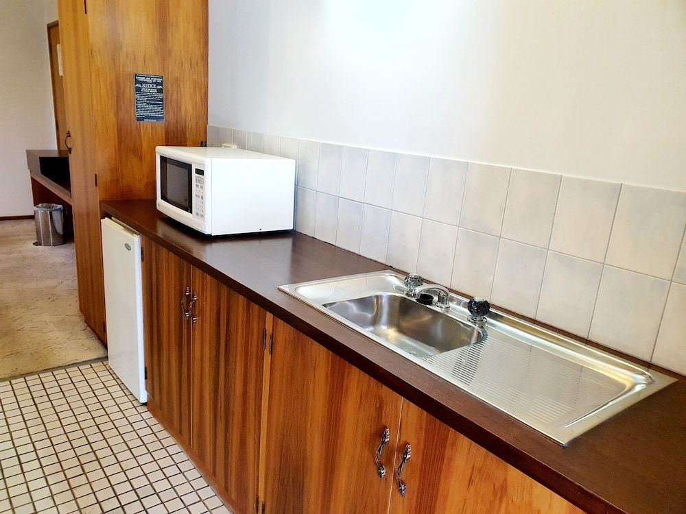 Golden Grain Motor Inn Queen Spa + Lounge Room 2