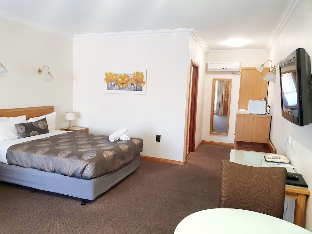 Golden Grain Motor Inn Deluxe Queen Room