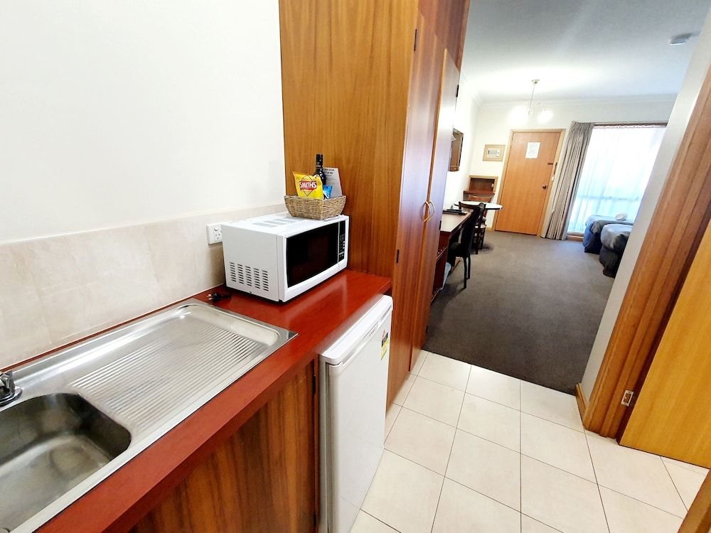 Golden Grain Motor Inn Deluxe Family Room 5