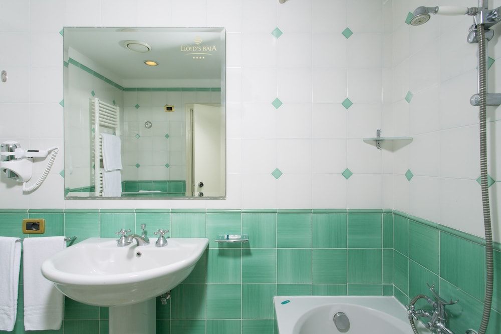 Lloyd's Baia Hotel Triple Room, Partial Sea View 4