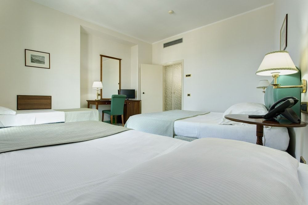 Lloyd's Baia Hotel Triple Room, Partial Sea View 2