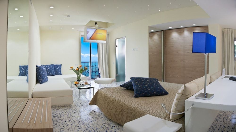 Lloyd's Baia Hotel Superior Quadruple Room, Partial Sea View 5