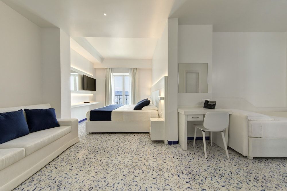 Lloyd's Baia Hotel Superior Quadruple Room, Partial Sea View 2