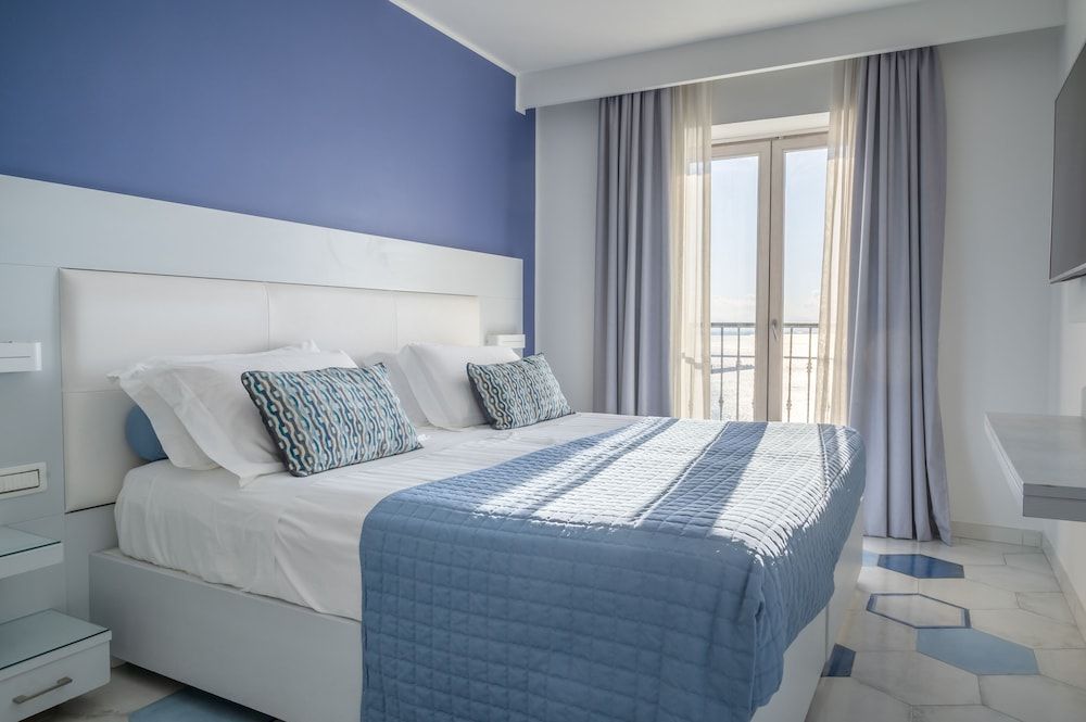 Lloyd's Baia Hotel Superior Quadruple Room, Partial Sea View 3