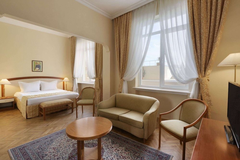 Business Room, 1 King Bed, Non Smoking, City View