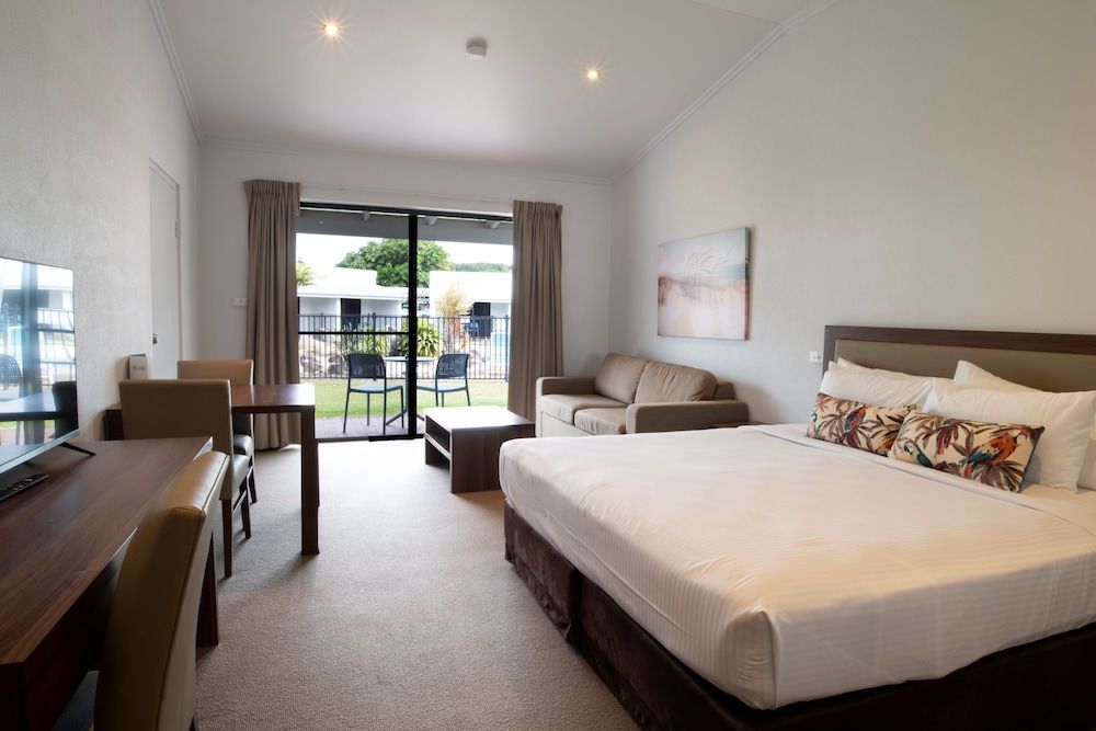 Mission Beach Resort Studio Queen and Sofa 3