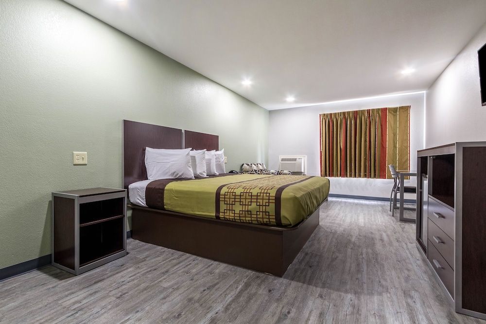 Scottish Inn and Suites Deluxe Suite, 1 King Bed 2