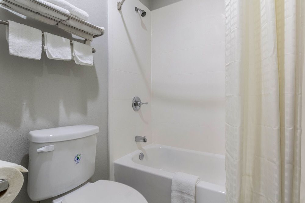 Scottish Inn and Suites Standard Room, 2 Queen Beds 4