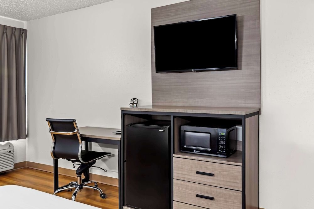 Red Lion Inn & Suites Pontoon Beach Room, 1 Queen Bed, Accessible 5