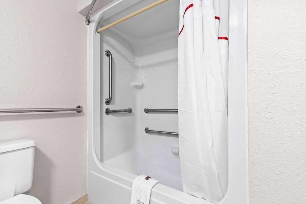 Red Lion Inn & Suites Pontoon Beach Room, 1 Queen Bed, Accessible 3