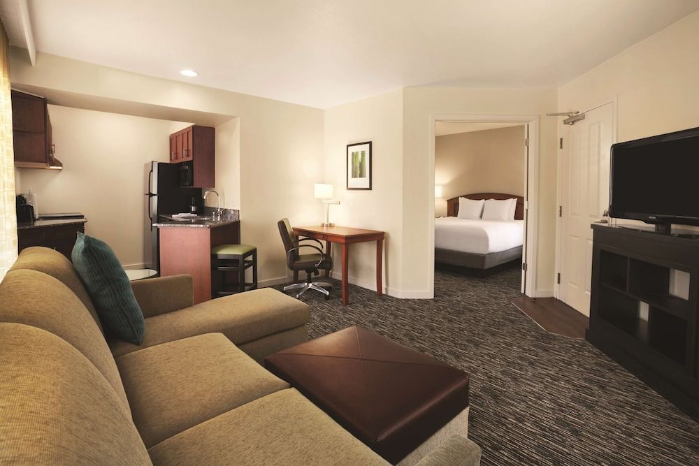 Room, 1 Bedroom, Pool View (1 King Bed)