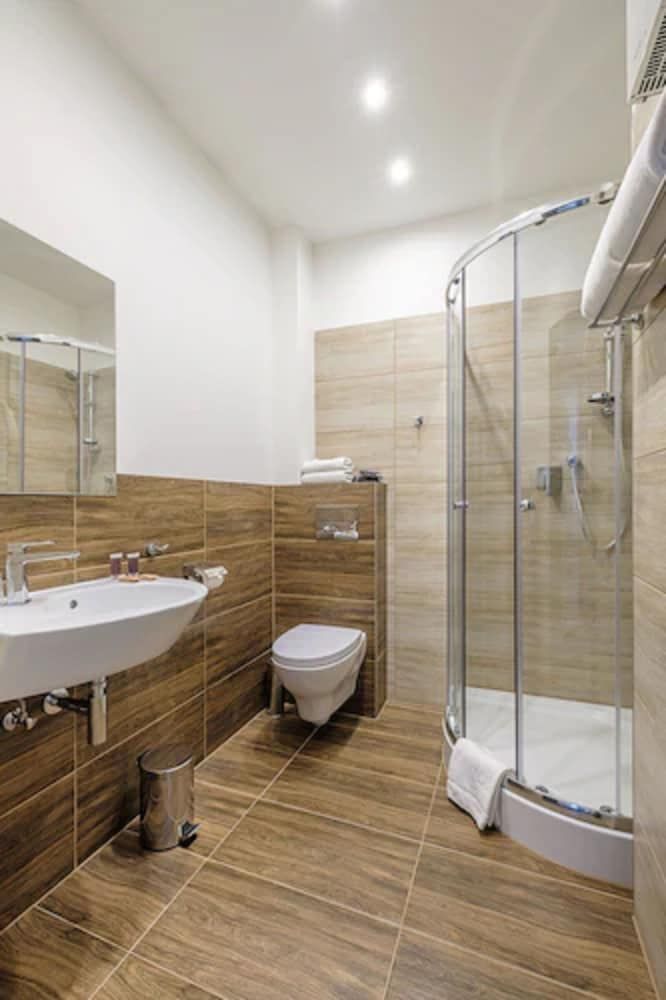 Hotel Reytan Twin Room, Annex Building (no elevator)