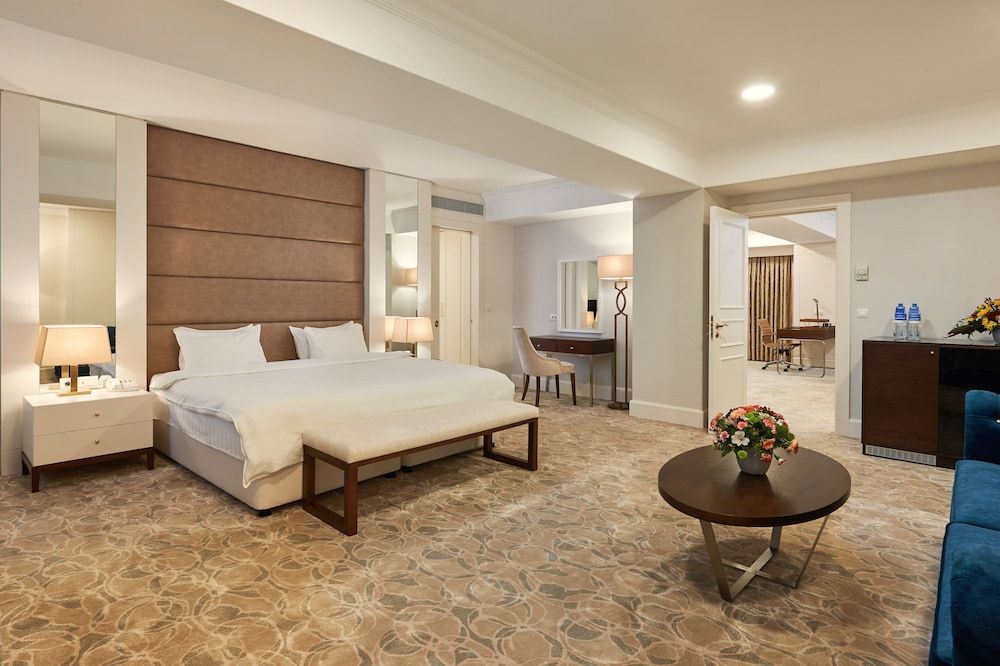 Wyndham Tashkent Presidential Suite, 1 King Bed, Non Smoking 2