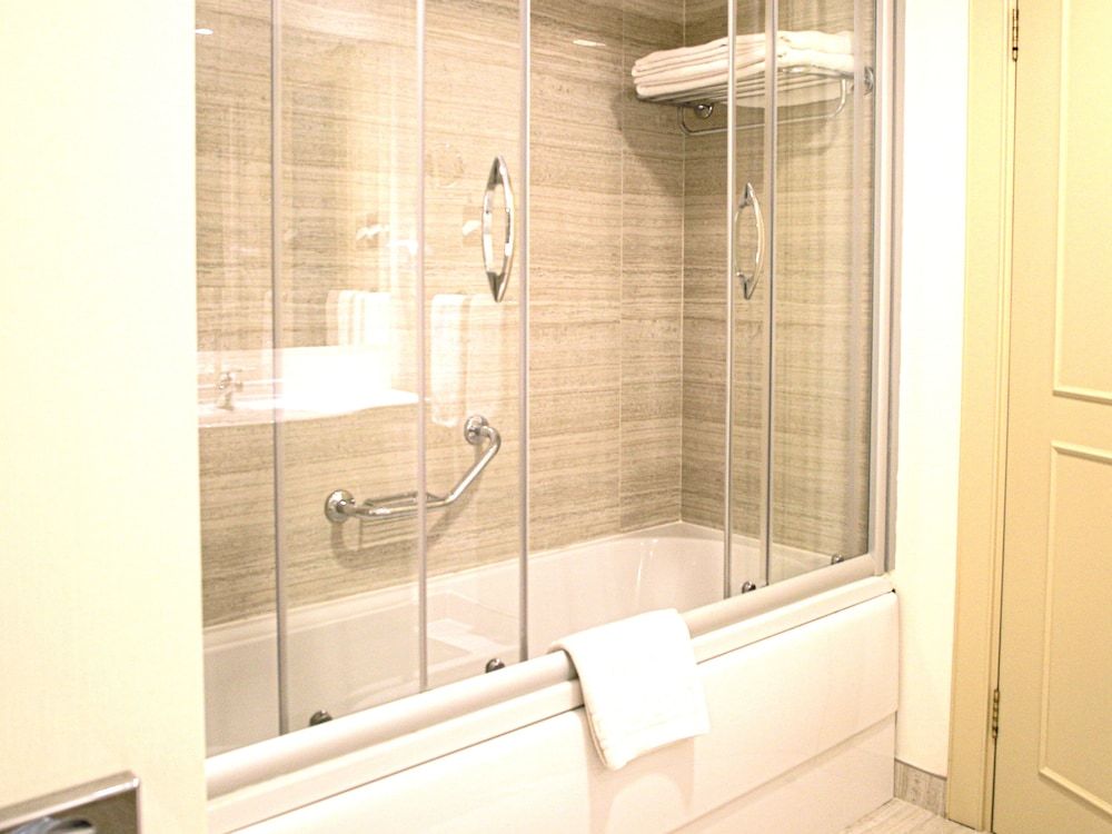 Wyndham Tashkent Junior Suite, 1 King Bed 5