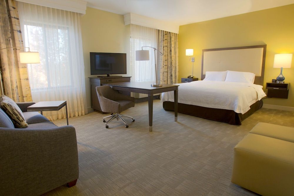 Suite, 1 King Bed, Accessible