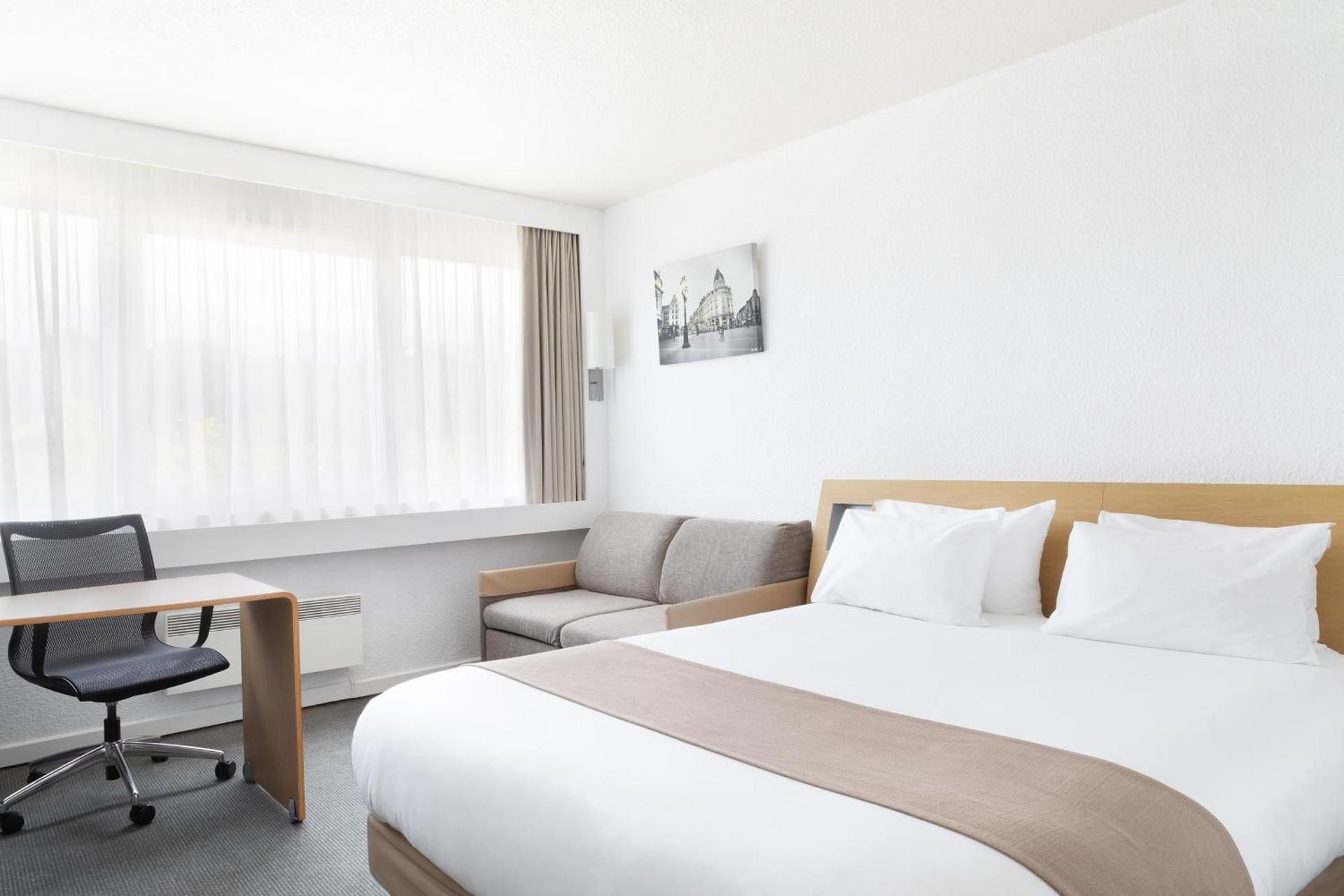 Standard Queen Room with Sofa Bed - Non-Smoking