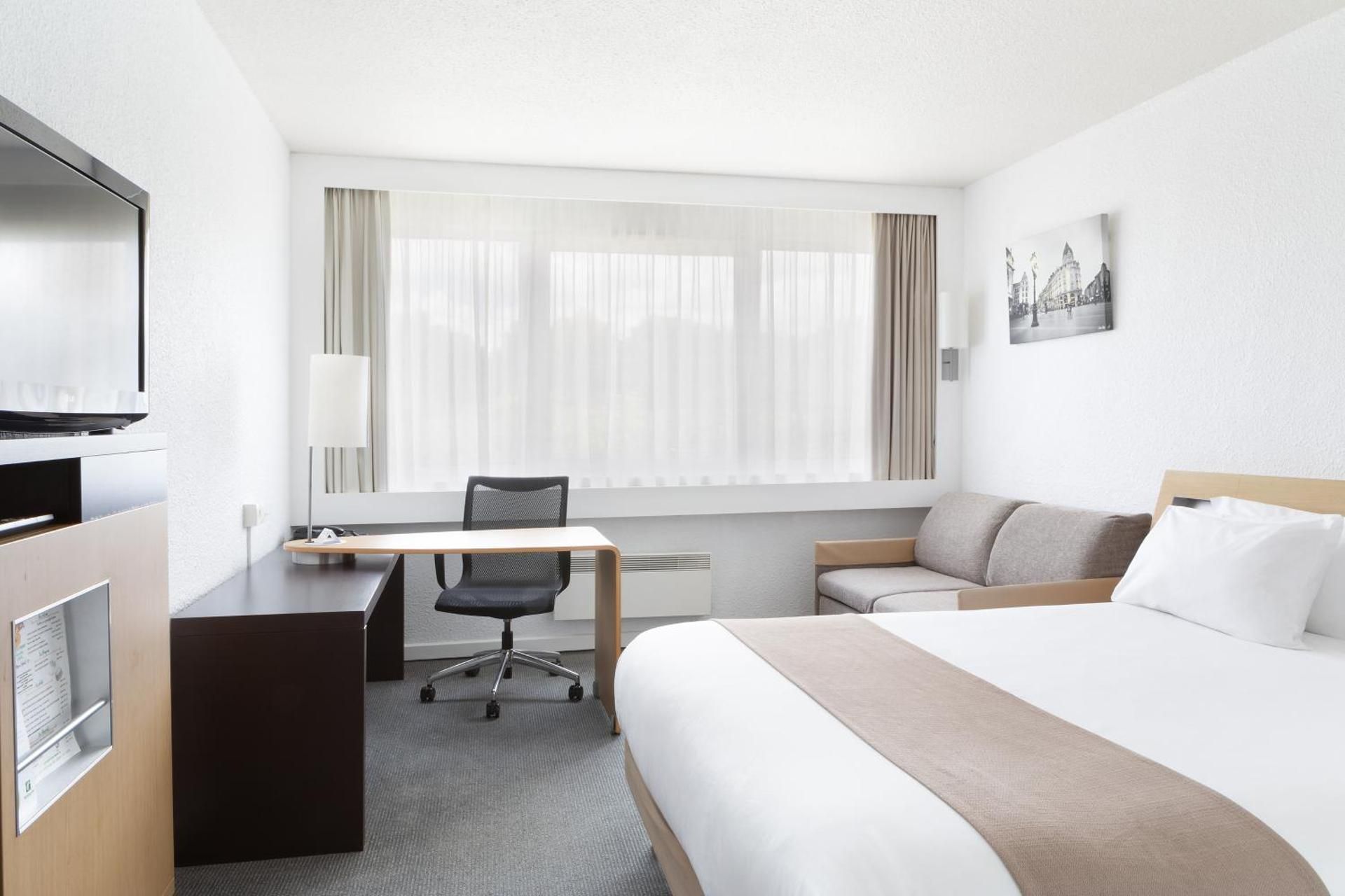 Standard Queen Room with Sofa Bed - Non-Smoking