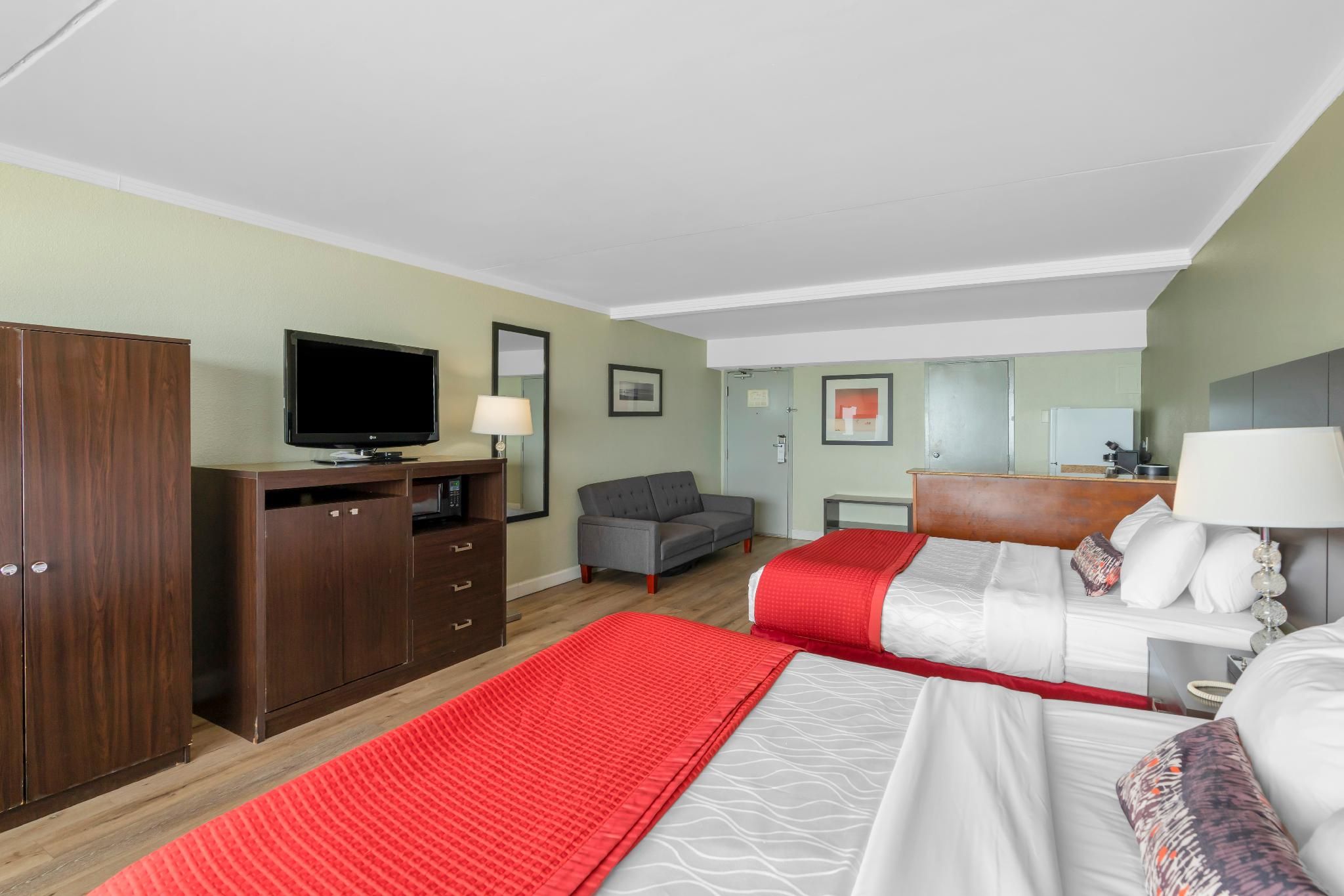 Sandcastle Resort on the Beach Deluxe Queen with window 2