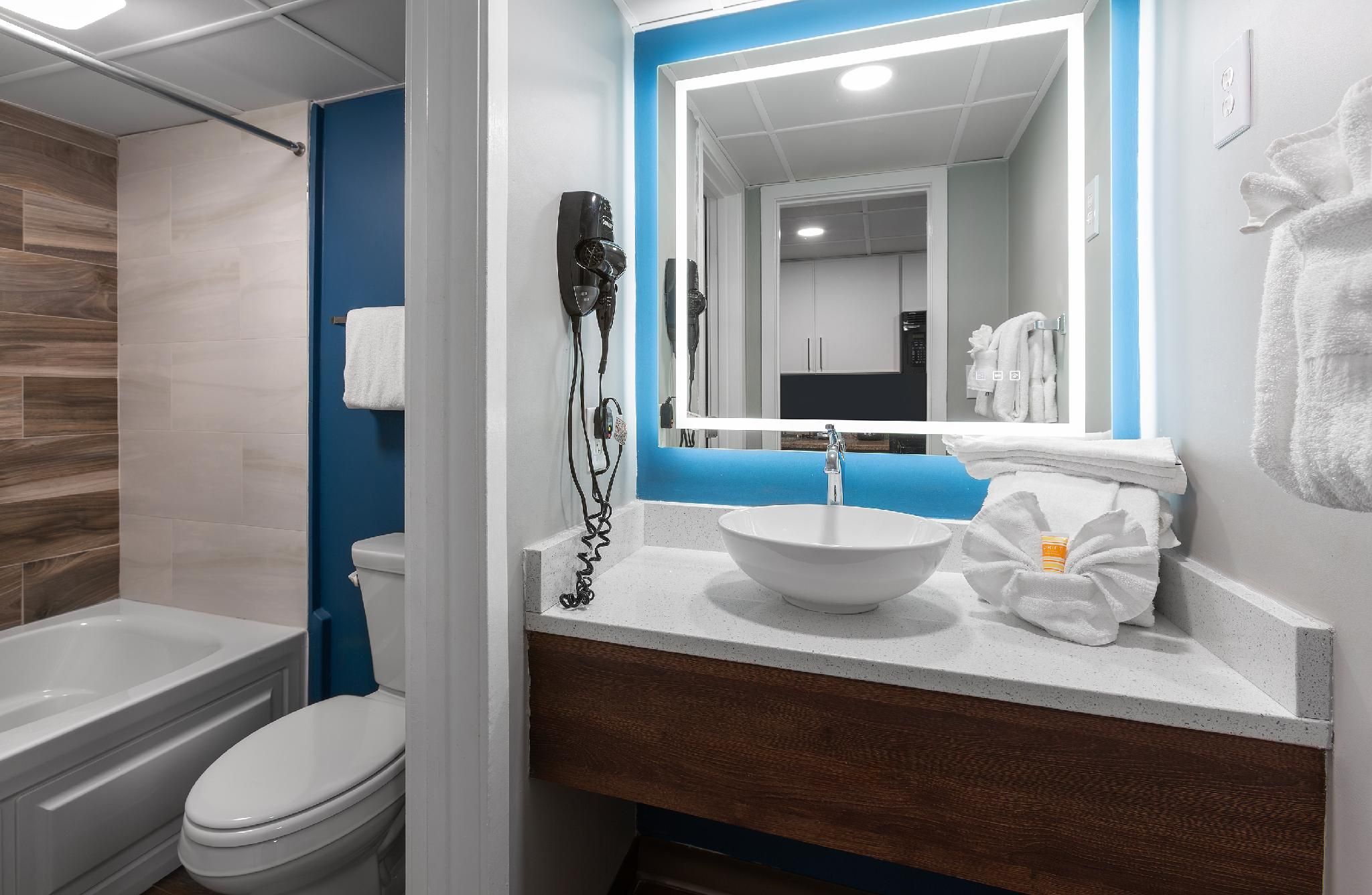 Oceanfront Suite with Spa Bath