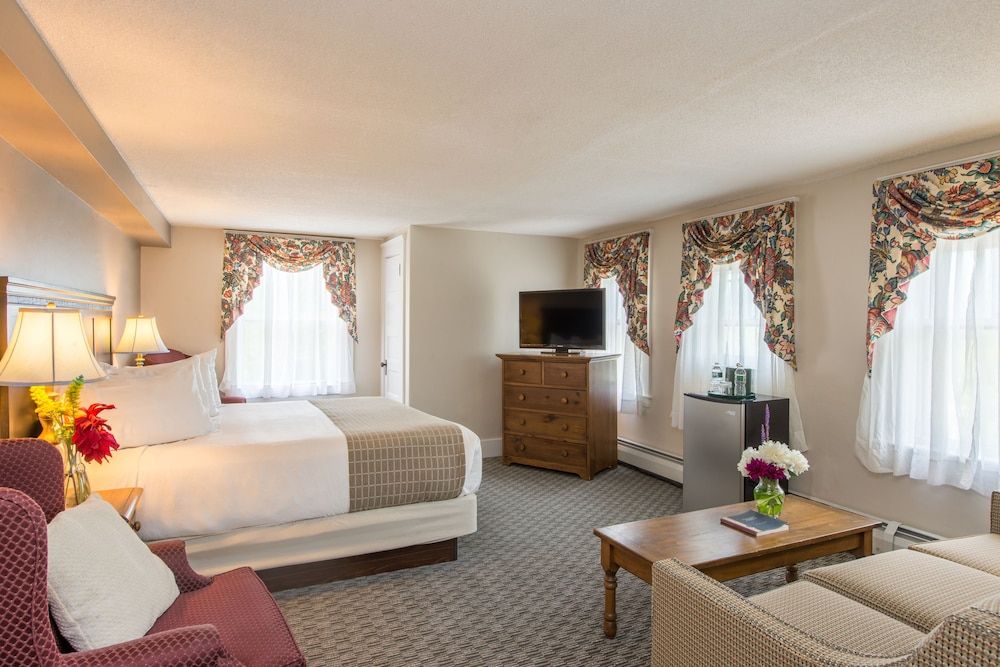 Eagle Mountain House & Golf Club Deluxe Room, 1 Queen Bed with Sofa bed, Mountain View 2