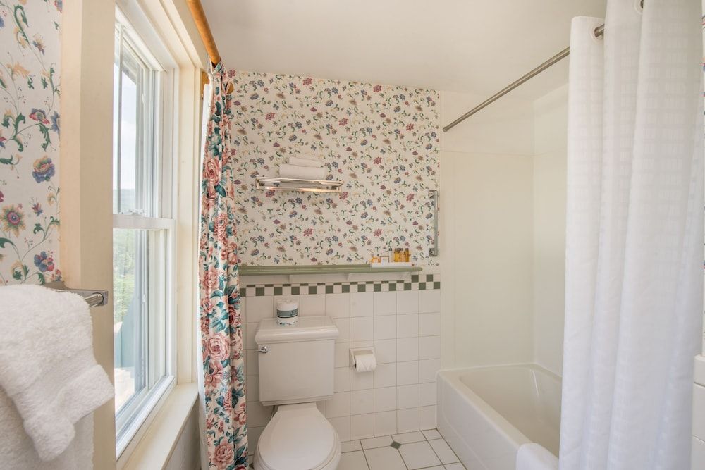 Eagle Mountain House & Golf Club Deluxe Room, 1 Queen Bed with Sofa bed, Mountain View 5