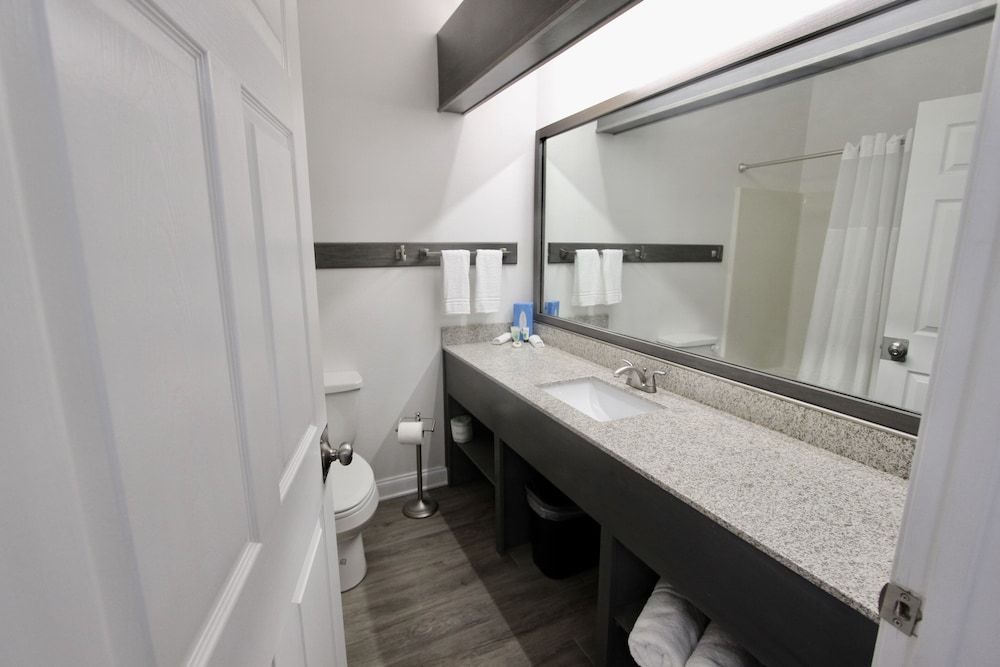 Hotel Pensacola Deluxe Room, 1 King Bed 10