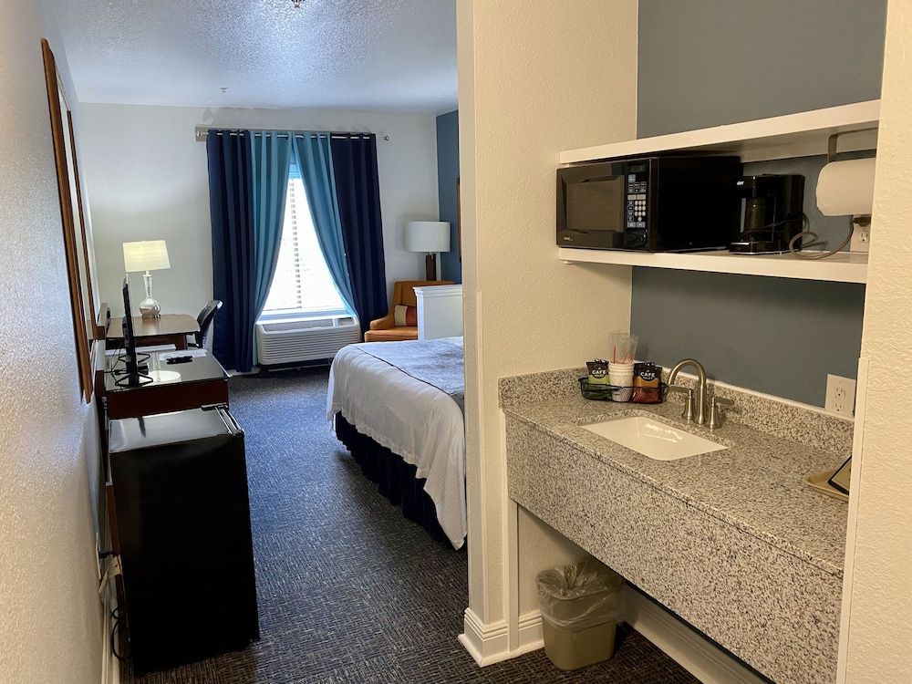 Hotel Pensacola Standard Room, 1 King Bed (1KNS) 8