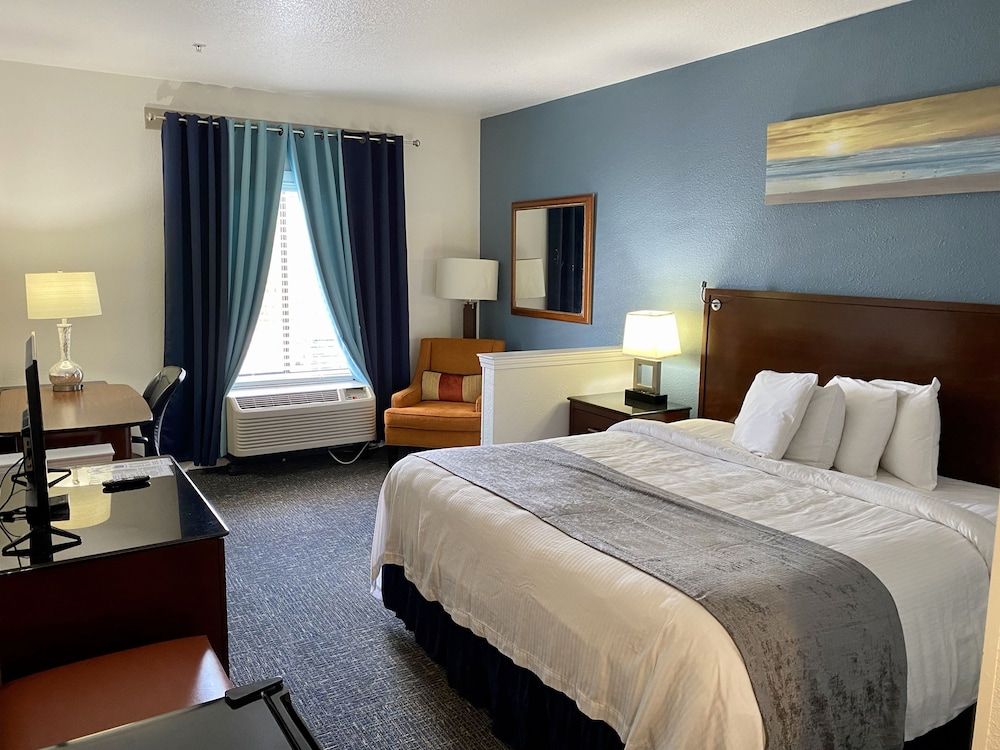 Hotel Pensacola Standard Room, 1 King Bed (1KNS) 2