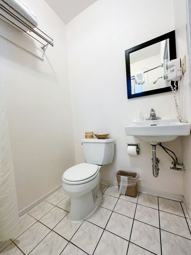 Mithila San Francisco, SureStay Collection by Best Western Standard Room, 1 Queen Bed, Non Smoking, Refrigerator & Microwave (Larger Room) 6