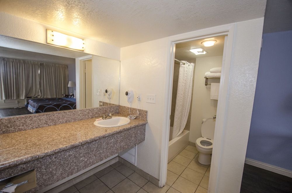 Super 8 by Wyndham Las Vegas North Strip/Fremont St. Area Room, 1 Queen Bed, Non Smoking 3