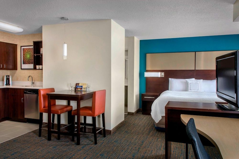 Suite, 2 Bedrooms (Mobility/Hearing Accessible, Tub)