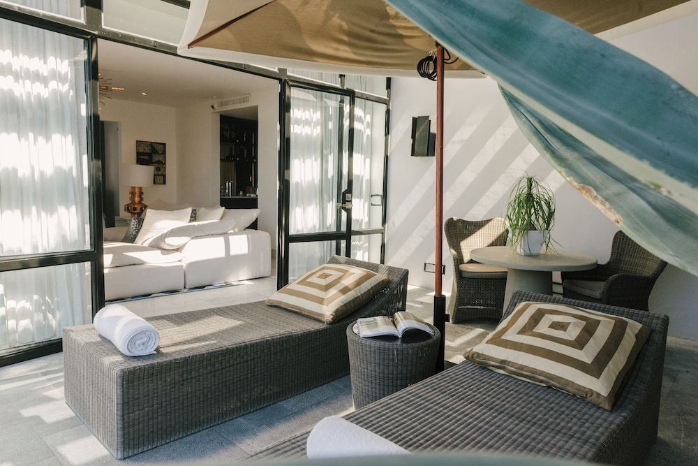 Suite (Owner, A)