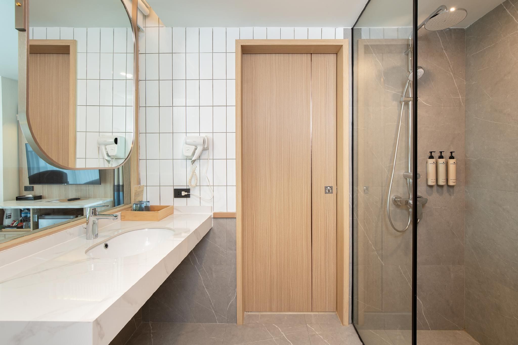 Deluxe Corner King Bed Room with Sea View