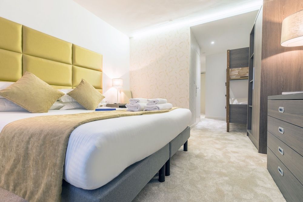 Madame Vacances Hôtel Courchevel Olympic Superior Triple Room (2 adults and 1 Child ) 2