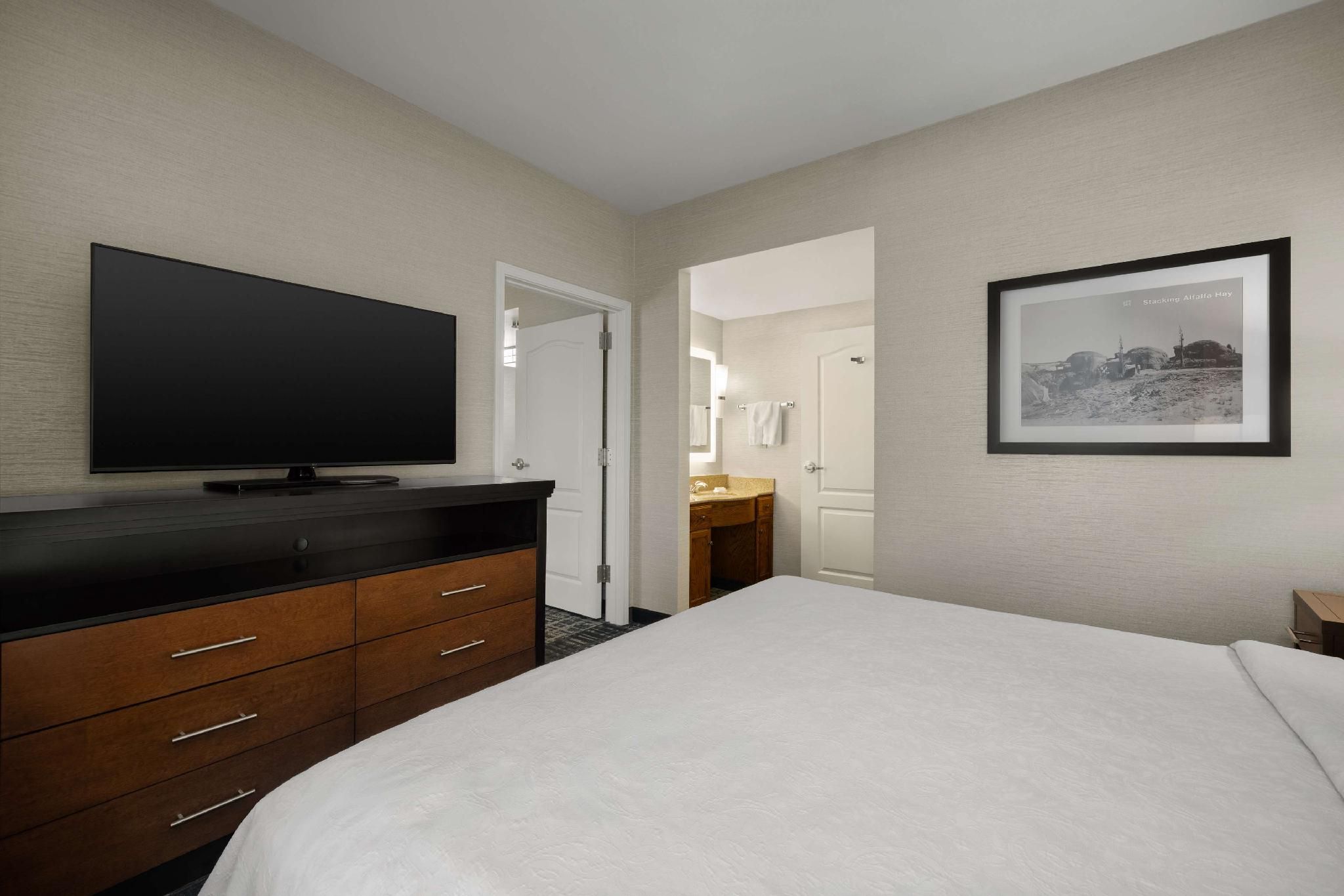 1 KING MOBILITY ACCESSIBLE BATHTUB SUITE NSMK