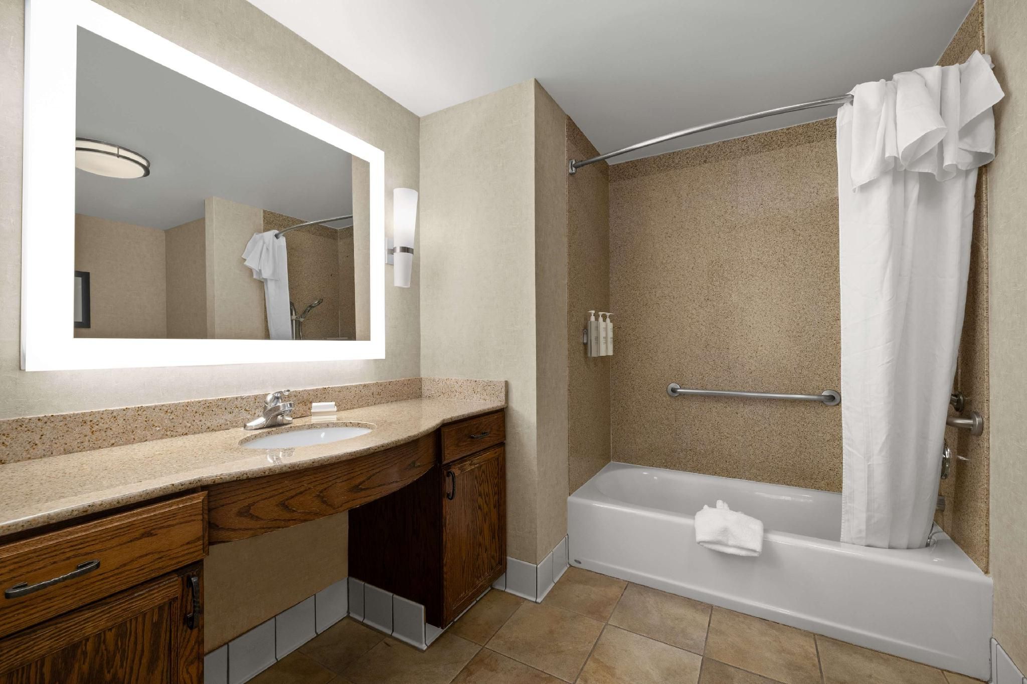 2 Queen Mobility Accessible Bathtub Suite Nsmk