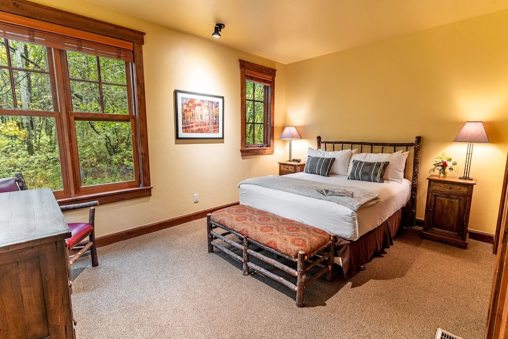 Luxury One Bedroom Parlor Suite