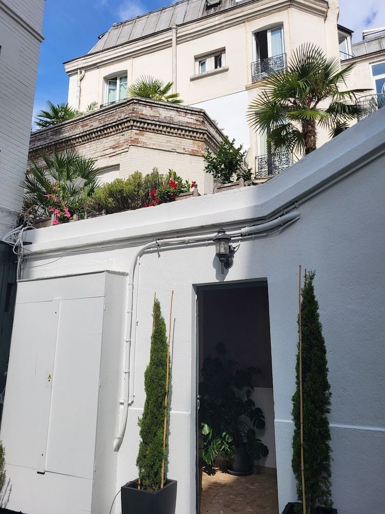 undefined Hotel des Batignolles 8