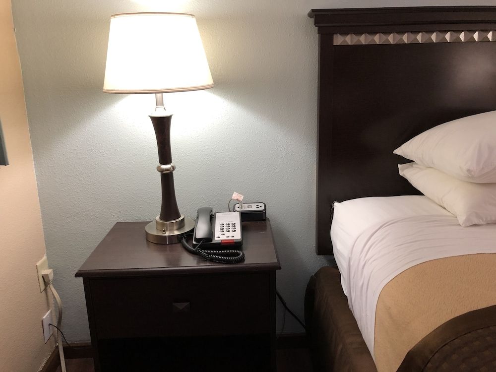 Valueinn Motel 1 King Bed, Non-Smoking Room 3