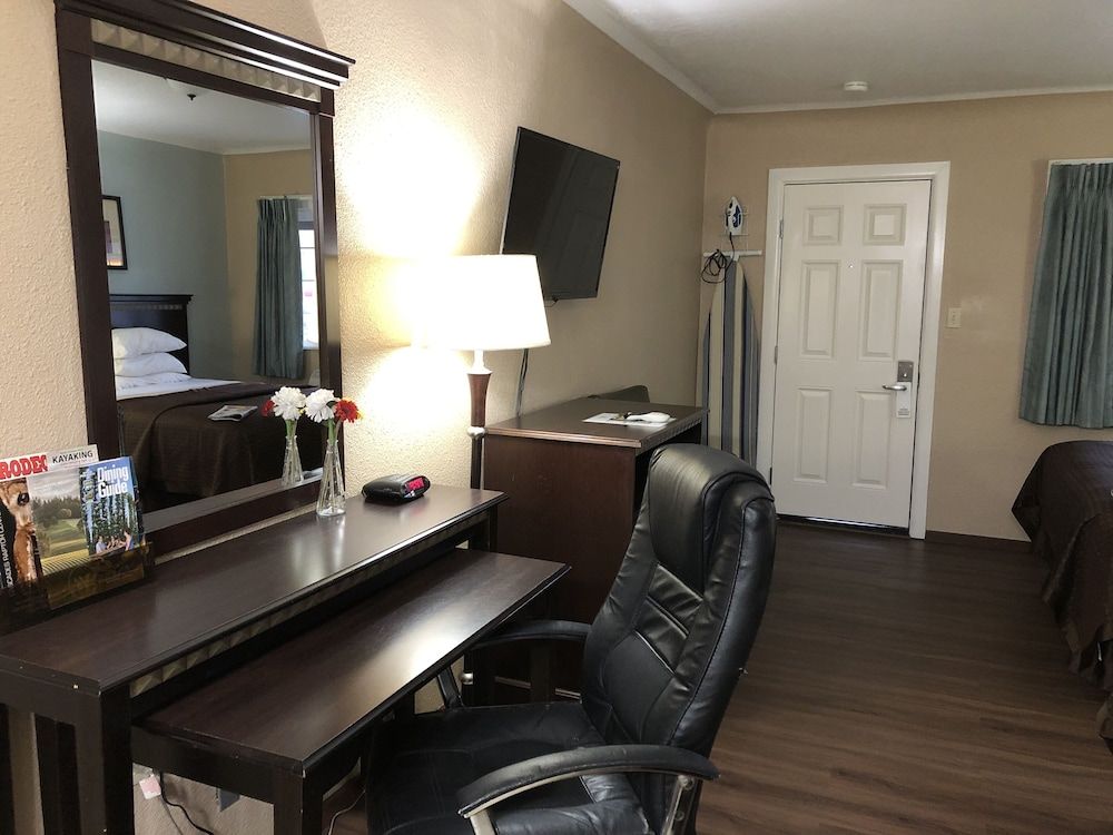 Valueinn Motel 2 Queen Beds, Non-Smoking Room 11