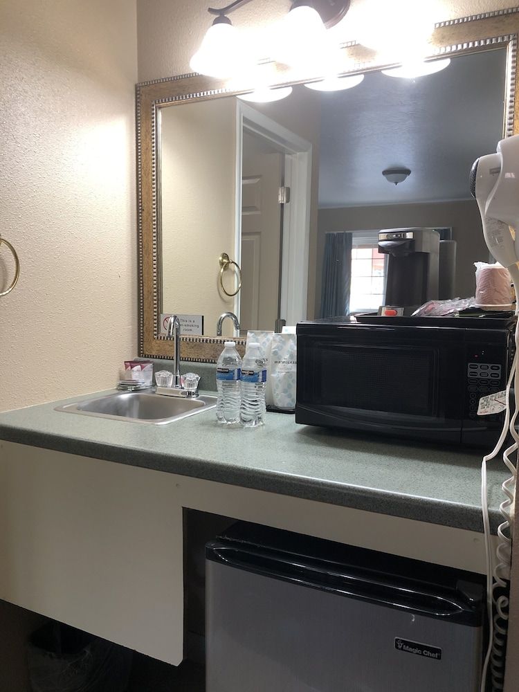 Valueinn Motel 2 Queen Beds, Non-Smoking Room 10