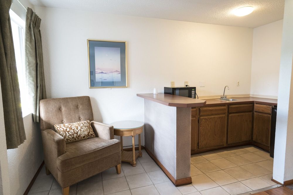 Seatac Inn One Queen Bed with 7 Days Parking 4