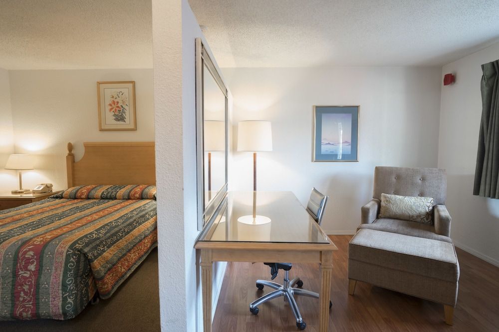 Seatac Inn One Queen Bed with 7 Days Parking 3