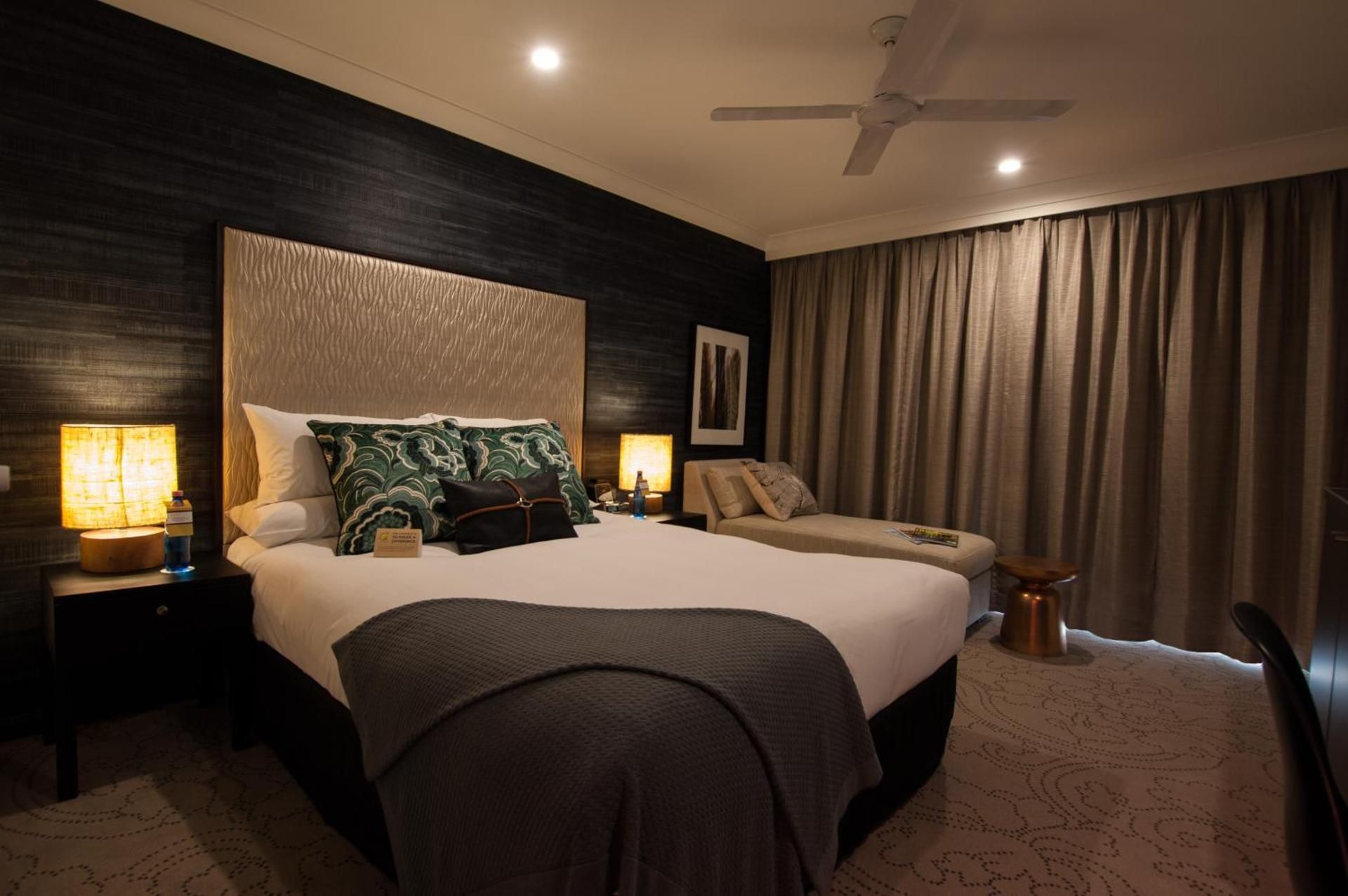 Deluxe Room 1 Queen Size Bed With Mountain View