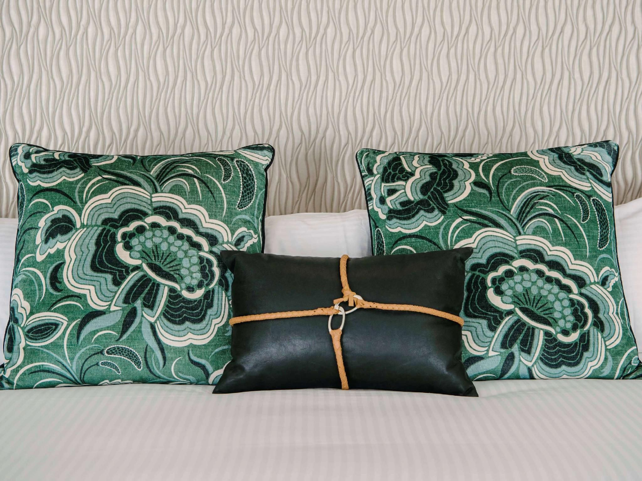 Privilege Room 1 Queen Bed With Mountain View