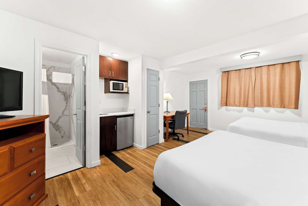 Americas Best Value Inn Stonington Mystic Room, 1 King Bed, Non Smoking 3