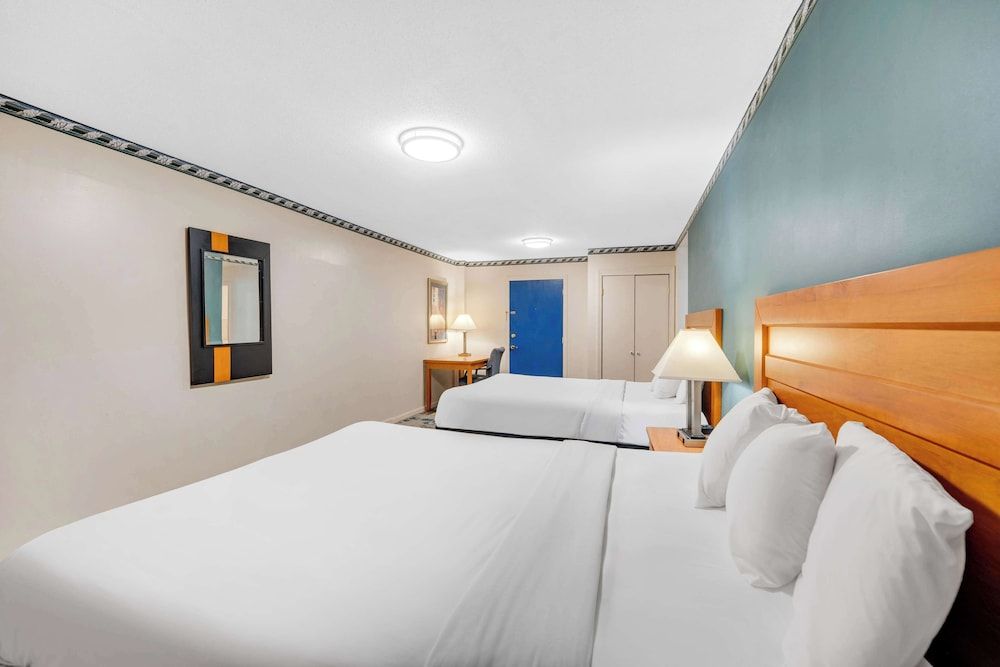 Americas Best Value Inn Stonington Mystic Room, Non Smoking (3 Queen Beds) 2