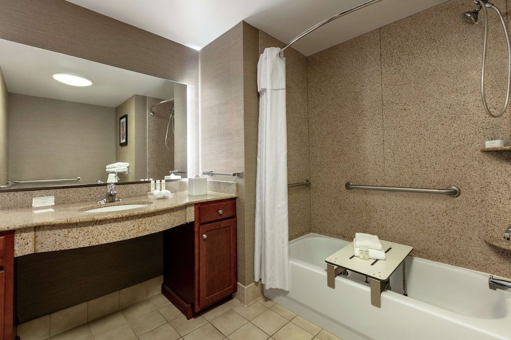 1 Bedroom Suite 2 Queens, Accessible Bathtub